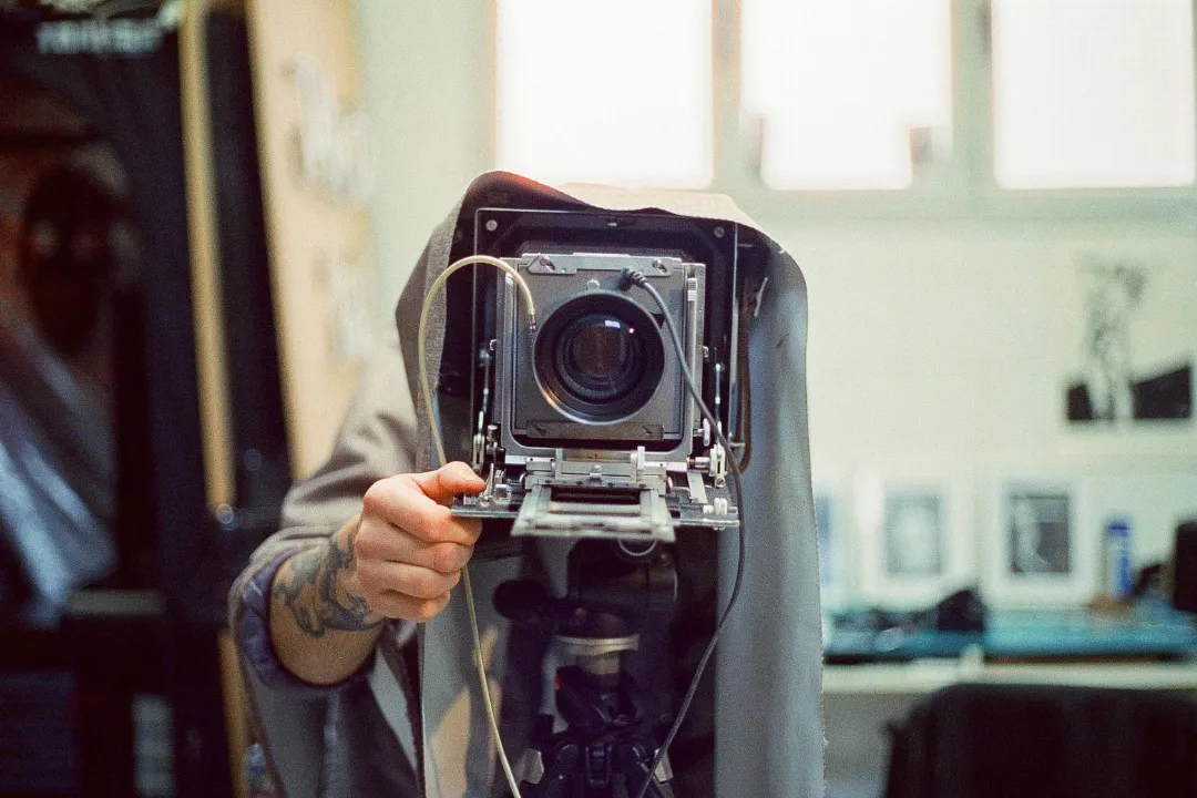 Portrait à la chambre en condition studio — atelier argentique, Les Trois Bains